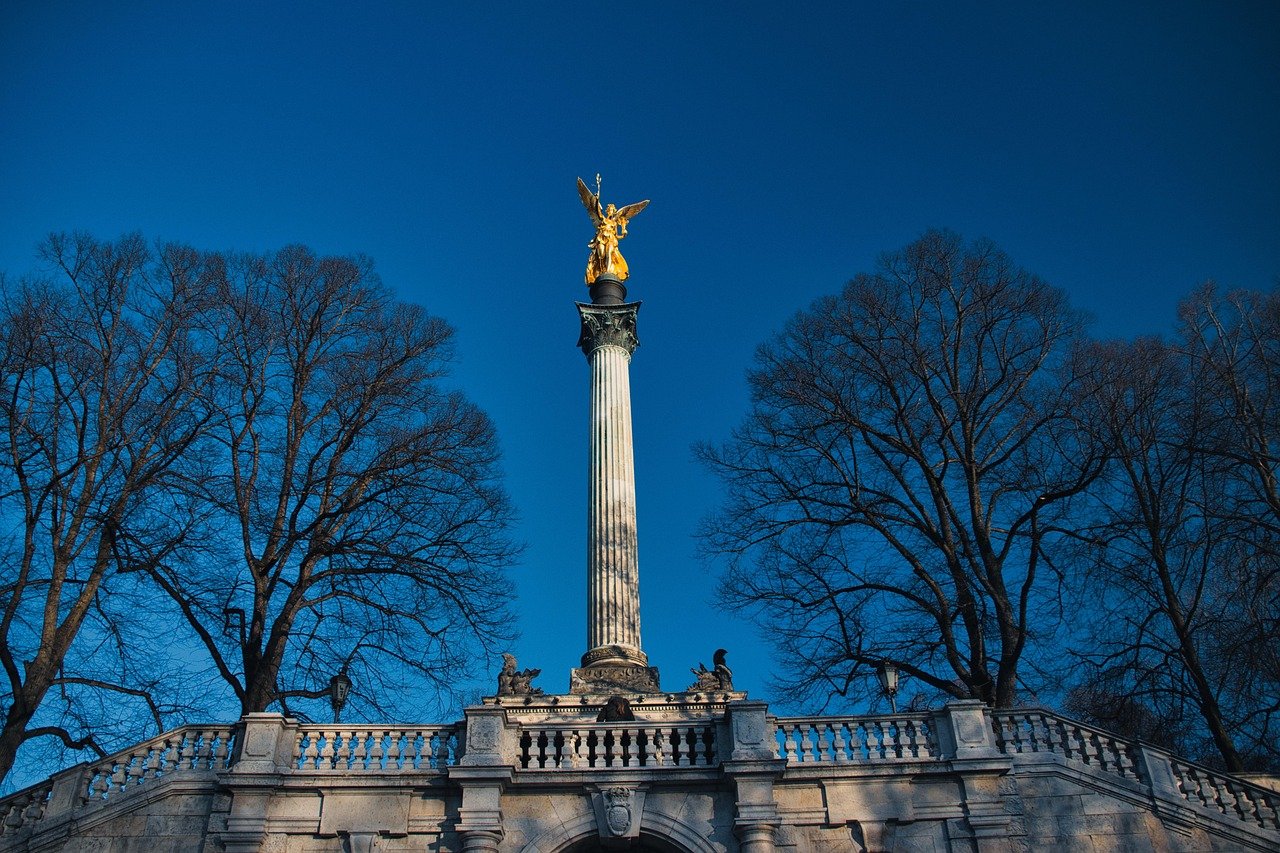 Laub vom Balkon entfernen: was wirklich hilft — Hero-Aufnahme